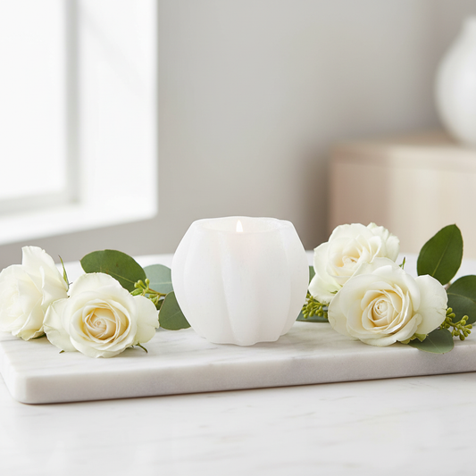 Portavelas de selenita blanca diseño en espiral minimalista para decoracion de interiores