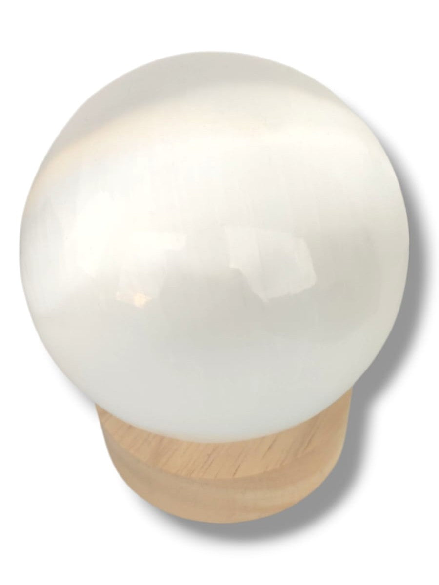 Esfera de selenita blanca de 8 cm de diametro sobre base de madera