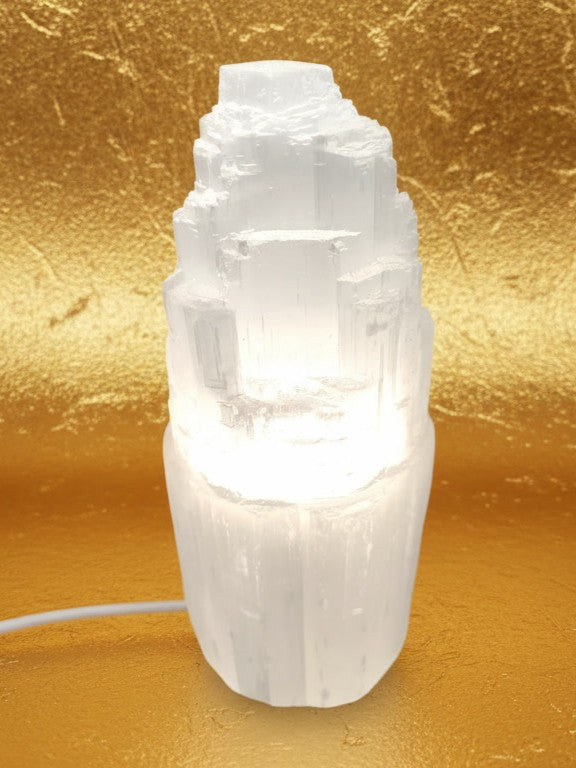 Lámpara de selenita blanca calidad premium con color dorado brillante de fondo