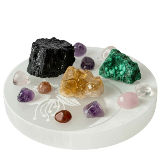 Placa de selenita yin yang cargando rodados y minerales en bruto