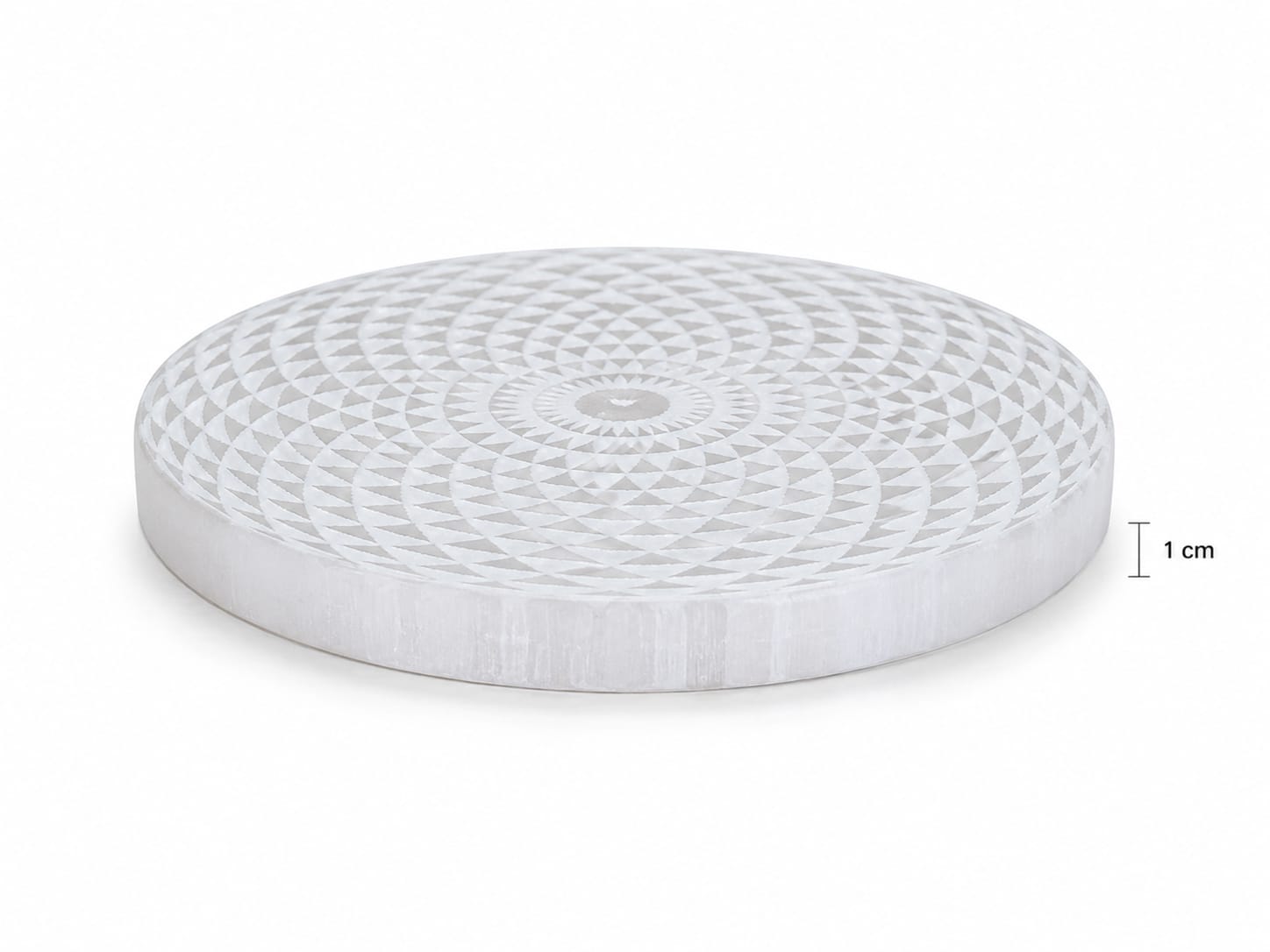 Placa de selenita con mandala sobre fondo blanco