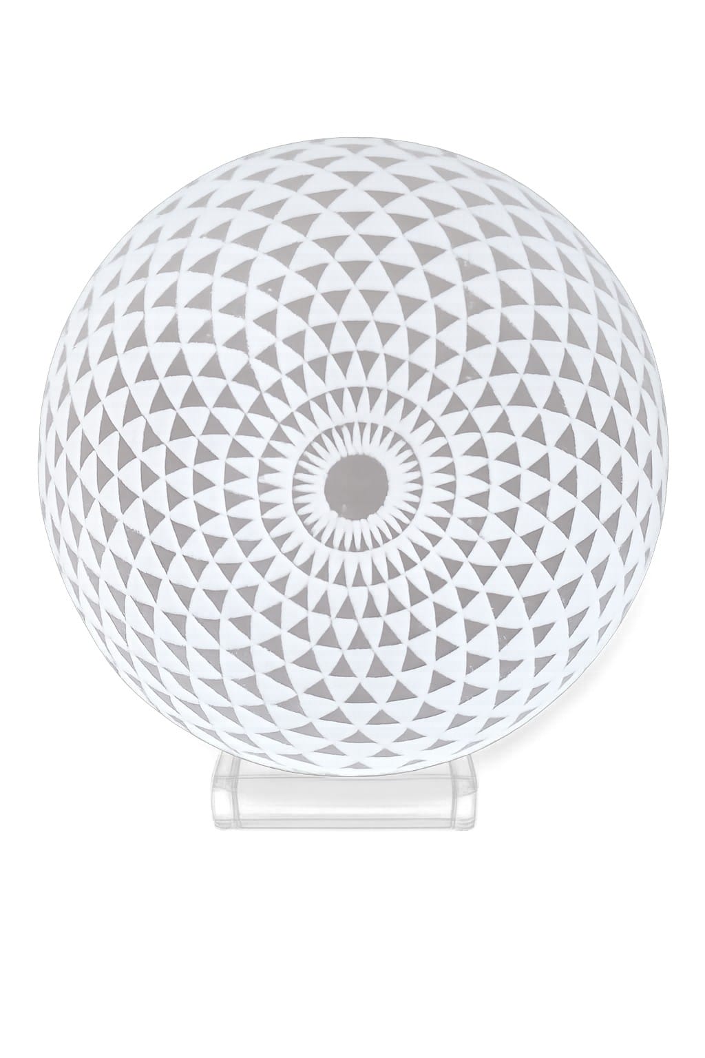Placa de selenita con mandala geometrico sobre expositor de metraquilato