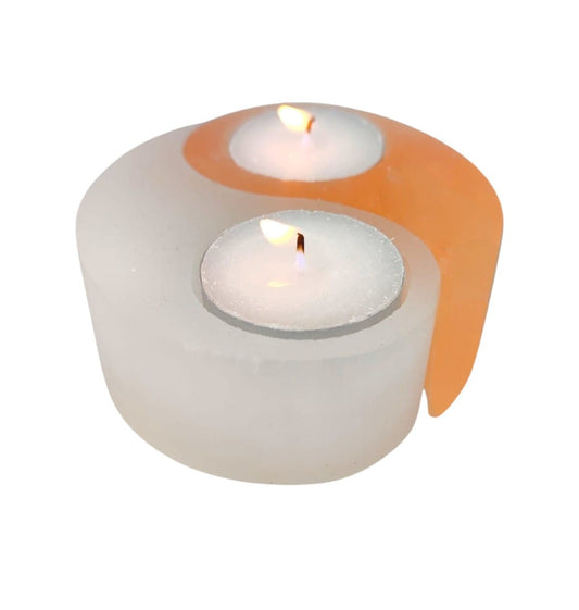 Portavelas  selenita yin yang de selenita blanca y naranja sobre fondo blanco
