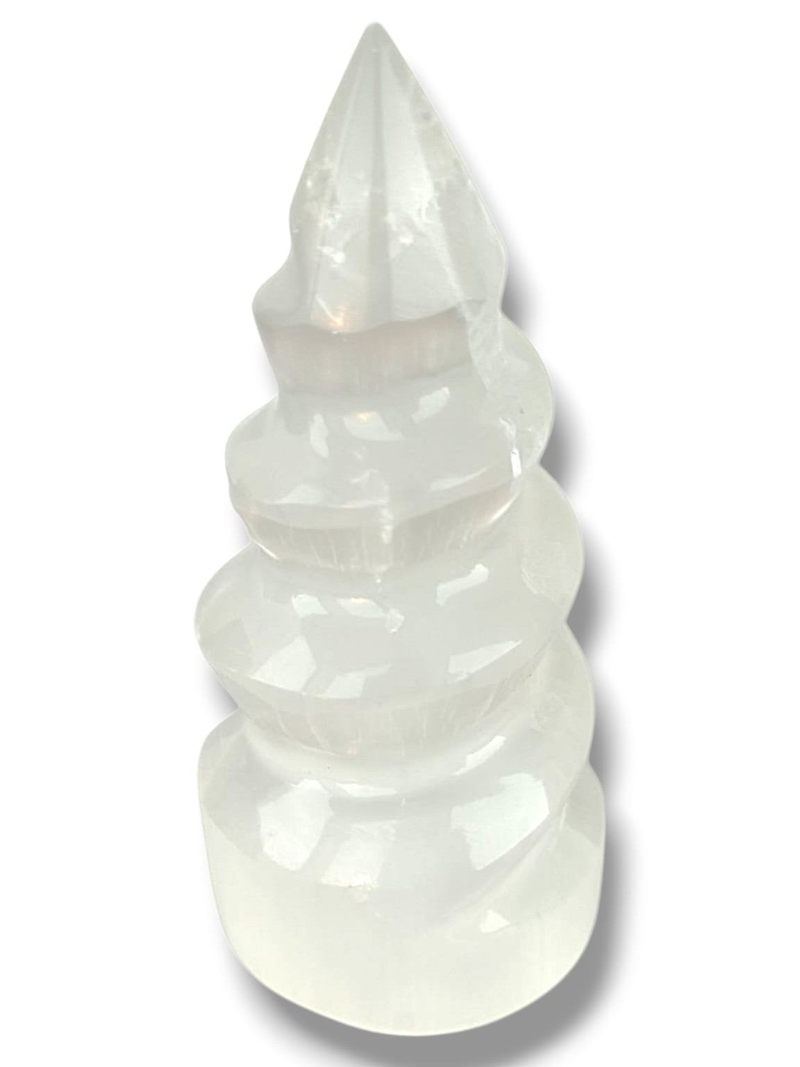 Torre espiral de selenita unicornio en fondo blanco