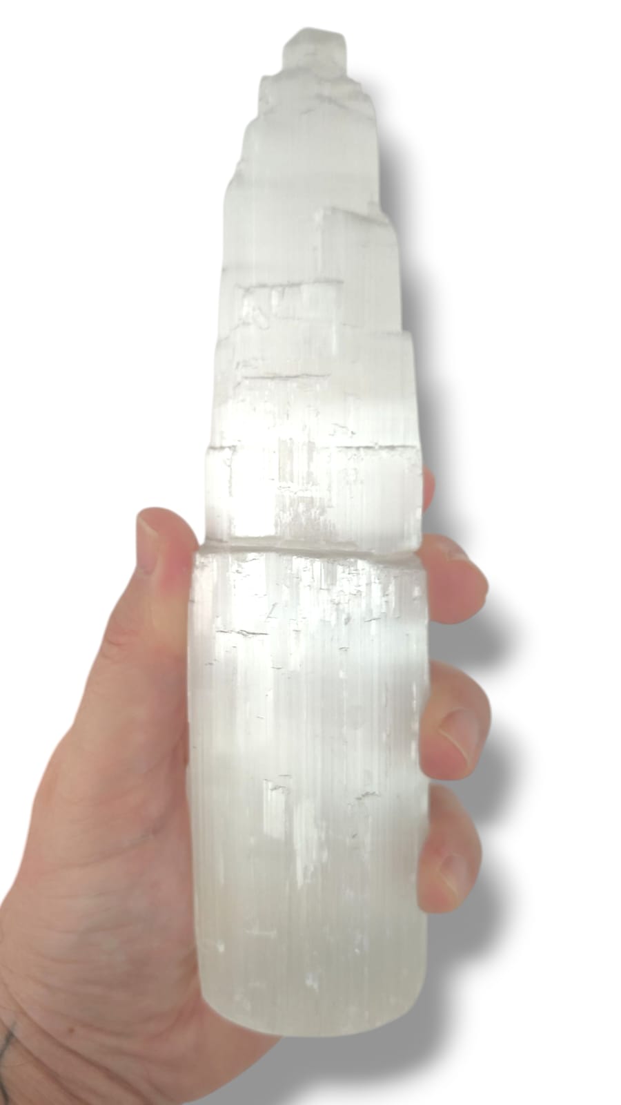 Detalle de torre de selenita natural de 20 cm sobre fondo blanco para armonizar energías y reiki